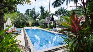 2 hồ bơi ngoài trời