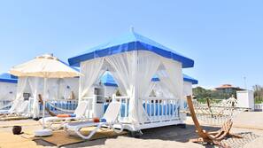 Spiaggia privata, cabine da spiaggia gratuite, lettini da mare