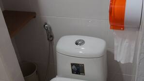 Dusche, kostenlose Toilettenartikel, Bidet, Handtücher