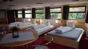 Cortinas opacas y ropa de cama