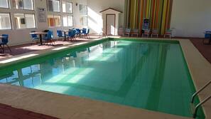 Una piscina cubierta