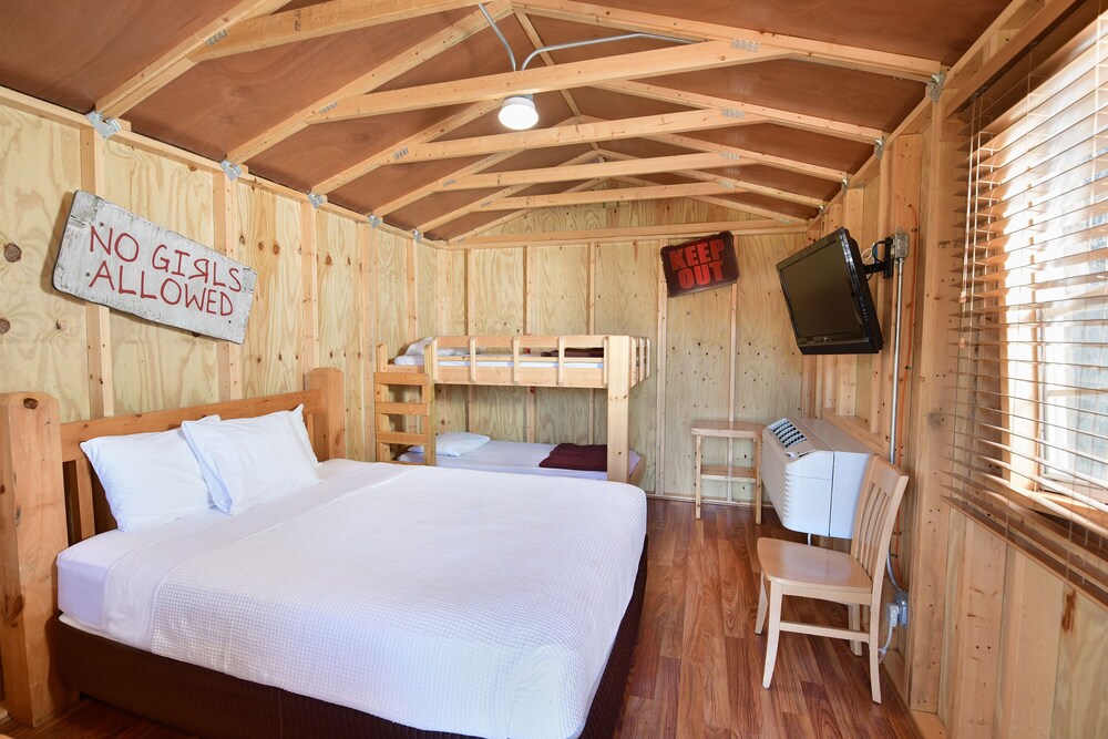 Mt. Olympus Water & Theme Park Resort, Wisconsin Dells 35 Room Prices