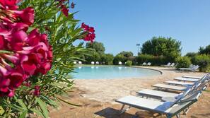Piscine extérieure (ouverte en saison), chaises longues