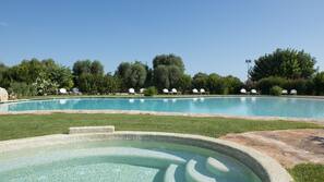 Piscine extérieure (ouverte en saison), chaises longues
