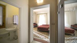 Minibar, coffre-forts dans les chambres, bureau