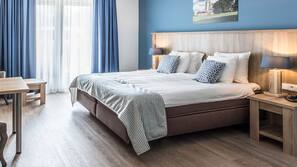 Een kluis op de kamer, een bureau, babybedden, extra bedden