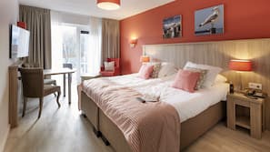 Een kluis op de kamer, een bureau, babybedden, extra bedden