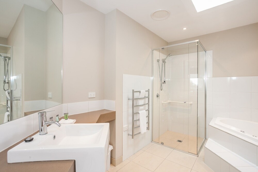 Bathroom, Bell Street Apartments Torquay