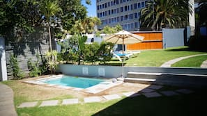 Piscine extérieure, chaises longues