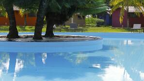 Piscina externa, espreguiçadeiras