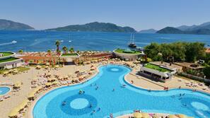 Piscine couverte, piscine extérieure, parasols de plage, chaises longues