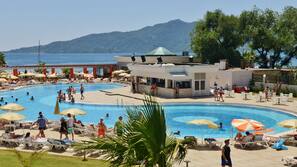 Piscine couverte, piscine extérieure, parasols de plage, chaises longues