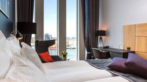 Hypo-allergenic bedding, minibar, in-room safe, desk
