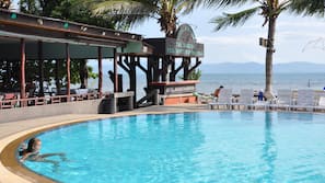 Una piscina al aire libre, tumbonas