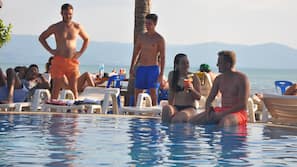 Una piscina al aire libre, tumbonas