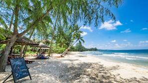 Een privéstrand, wit zand, gratis strandcabana's