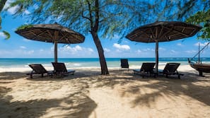 Een privéstrand, wit zand, gratis strandcabana's