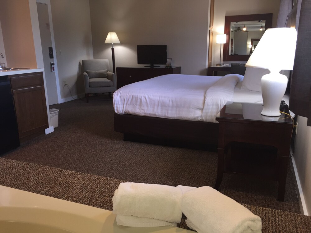 The Beach Haus Resort In Traverse City Hotel Rates Reviews On Orbitz The Beach Haus Resort 2 0 Out Of 5 Featured Image Guestroom