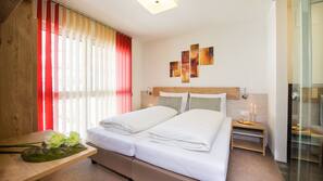 1 Schlafzimmer, hochwertige Bettwaren, Bügeleisen/Bügelbrett