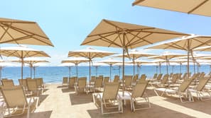 Am Strand, Liegestühle, Sonnenschirme, Strandtücher