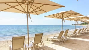 Am Strand, Liegestühle, Sonnenschirme, Strandtücher