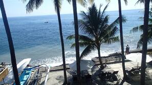 Pantai di sekitar, pasir hitam, snorkeling, dan memancing