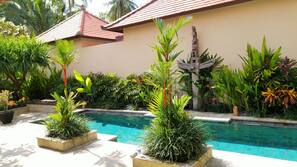 4 kolam renang outdoor, dengan payung kolam renang dan kursi berjemur
