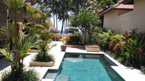 4 kolam renang outdoor, dengan payung kolam renang dan kursi berjemur