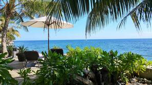 Pantai di sekitar, pasir hitam, snorkeling, dan memancing