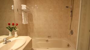 Ducha y bañera combinadas y artículos de higiene personal gratuitos