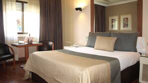 Cortinas opacas, tabla de planchar con plancha, wifi gratis