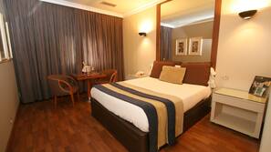Cortinas opacas, tabla de planchar con plancha, wifi gratis