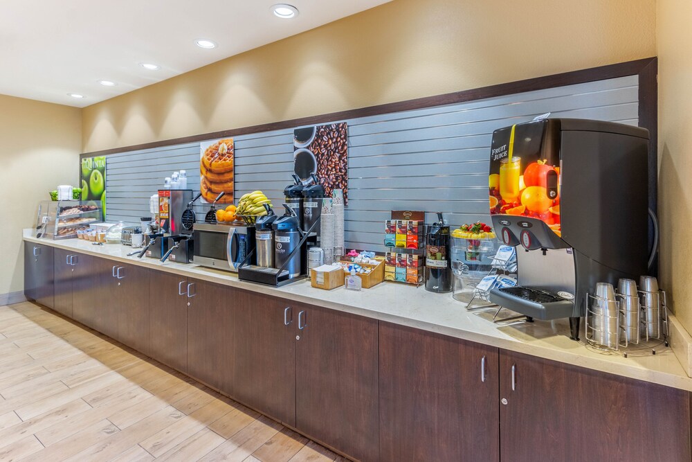 Breakfast buffet, La Quinta Inn & Suites by Wyndham Carlsbad