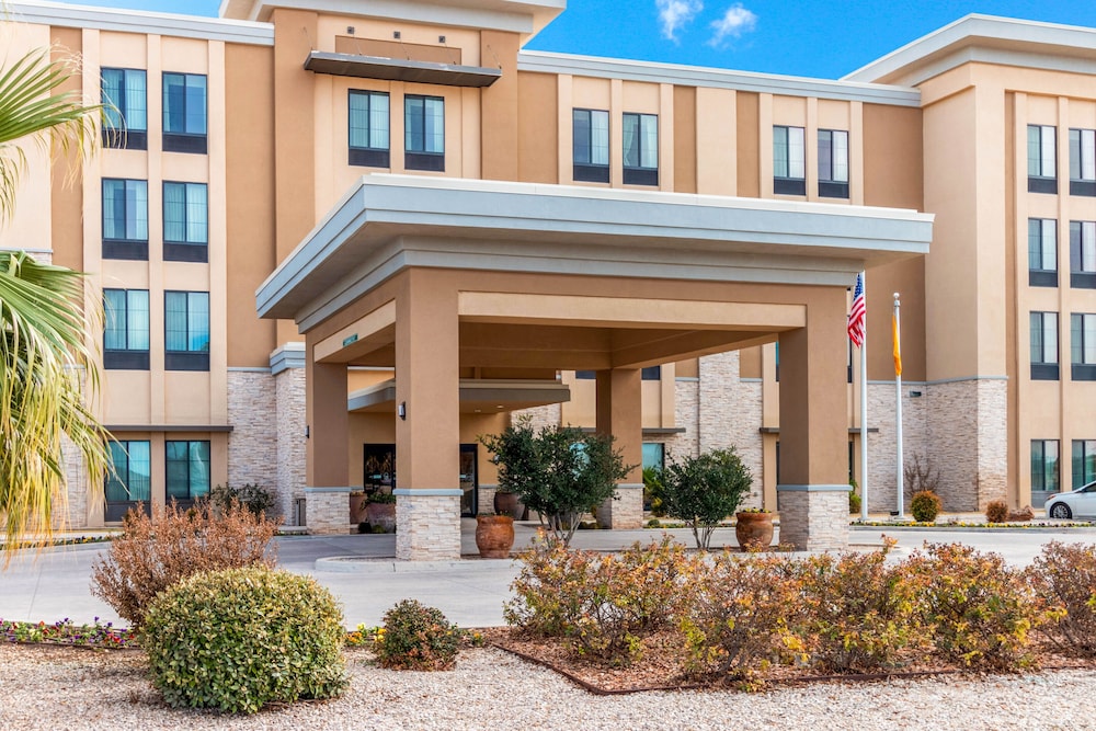 Property entrance, La Quinta Inn & Suites by Wyndham Carlsbad