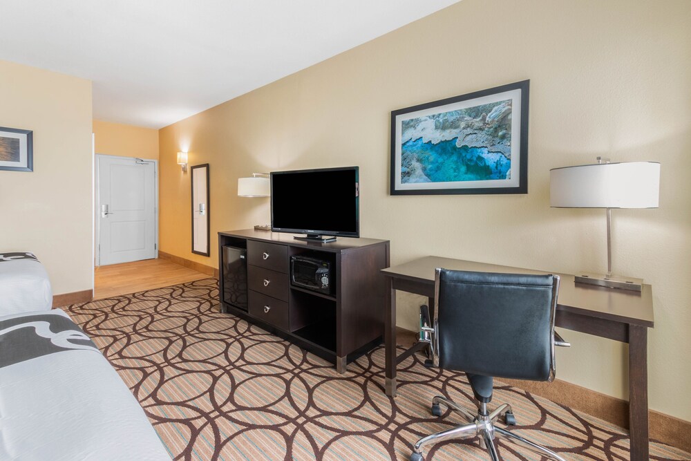 Room, La Quinta Inn & Suites by Wyndham Carlsbad