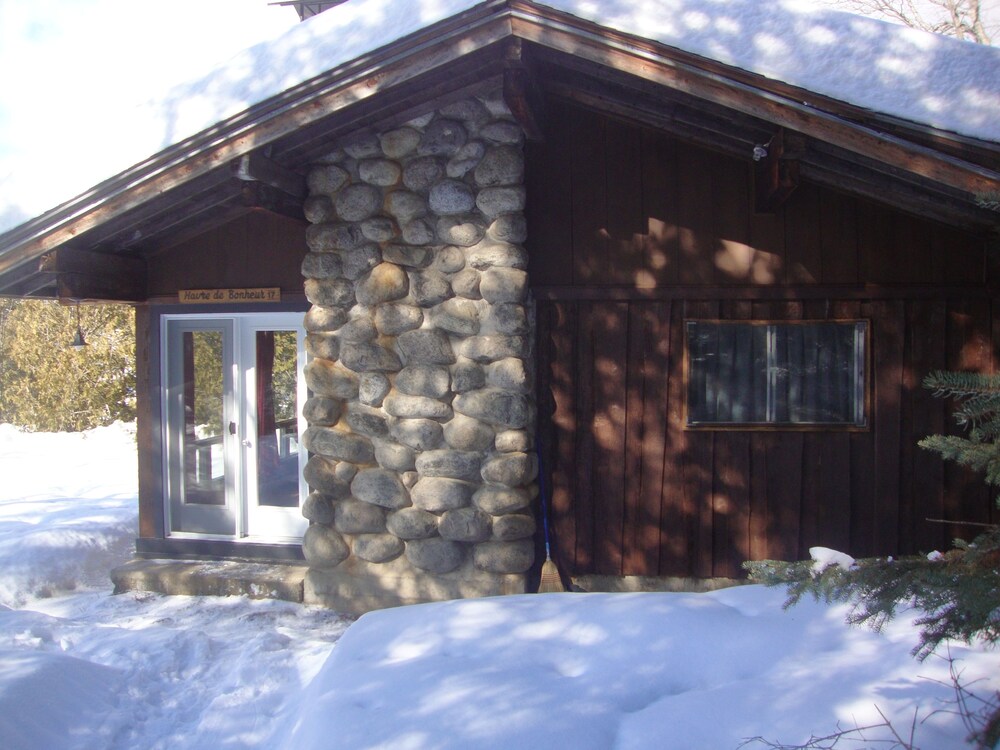 Manoir Des Pins Québec Canada Domaine Manoir des Pins in Sainte-Lucie-des-Laurentides | Best Rates