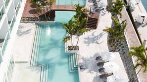 4 outdoor pools, free cabanas, pool umbrellas