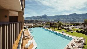 2 piscine coperte, piscina stagionale all'aperto, ombrelloni da piscina