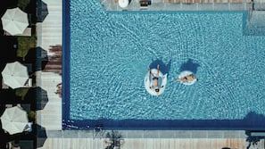 2 piscine coperte, piscina stagionale all'aperto, ombrelloni da piscina