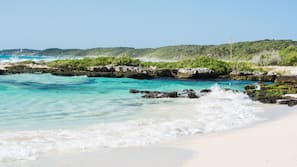 Playa privada, tumbonas y sombrillas