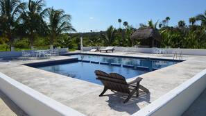 Una piscina al aire libre
