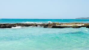 Playa privada, tumbonas y sombrillas