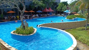 2 outdoor pools