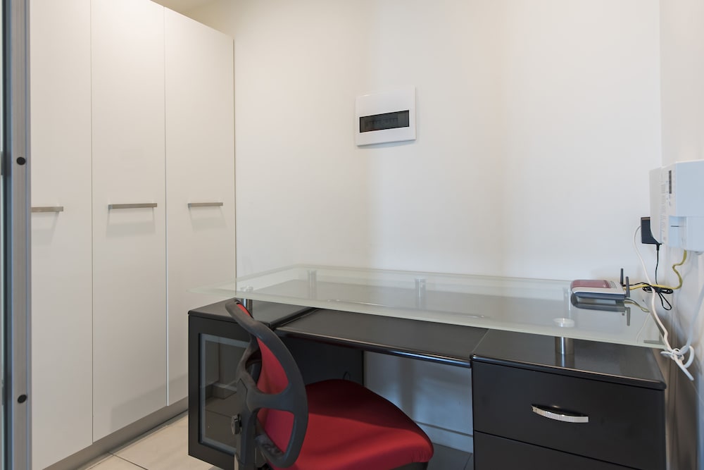 Darwin Executive Suites & FREE CAR