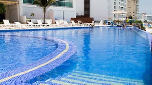 2 piscinas al aire libre, sombrillas, tumbonas