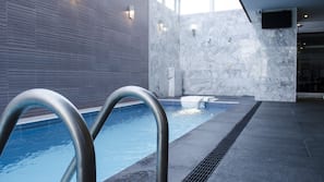 Una piscina cubierta