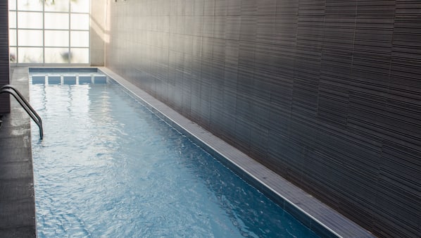 Una piscina cubierta