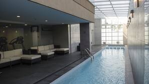 Una piscina cubierta