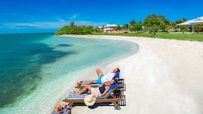 Plage privée, sable blanc, chaises longues, parasols