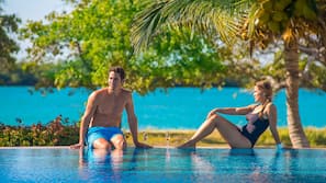 Piscine extérieure, parasols de plage, chaises longues